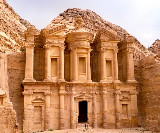Arhitektura Petre, Jordan urezana u kamen